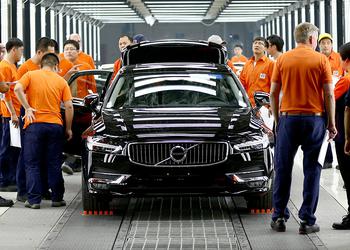 La berline Volvo S90 est tombée ...