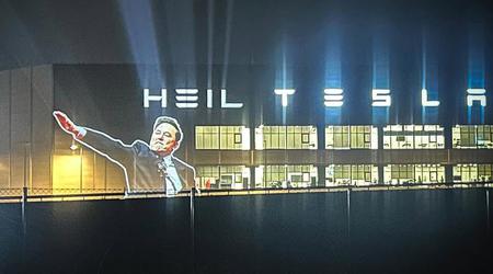 Le salut nazi de Musk a été diffusé à l'aide d'un projecteur sur la façade de l'usine Gigafactory de Berlin-Brandebourg