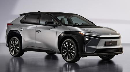 Toyota met à jour son crossover électrique bZ4X : il se recharge plus rapidement, va plus loin et tire plus.