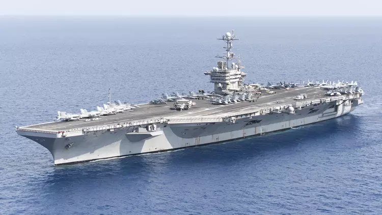 Un jet de chasse F/A-18E s'est ...