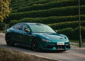 Une émeraude parmi les voitures électriques ...