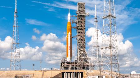 La NASA a dévoilé le premier étage de la fusée SLS pour la mission Artemis II qui enverra des humains autour de la lune à bord du vaisseau spatial Orion.