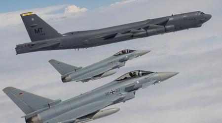 Les bombardiers nucléaires B-52H Stratofortress volent près de la frontière russe.