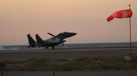 Les chasseurs F-15E Strike Eagle sont arrivés au Moyen-Orient après les A-10 Thunderbolt II, à la suite d'une attaque contre Israël par des militants du Hamas.
