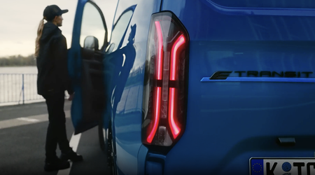 Le nouveau système Ford Pro Delivery Assist coupe automatiquement le moteur, ferme les fenêtres, verrouille les portes et active l'alarme d'urgence lorsque les chauffeurs de fourgons de livraison s'arrêtent.