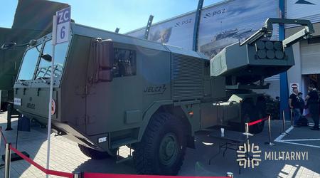 La Pologne a dévoilé le système de missiles américain HIMARS sur un châssis à roues Jelcz 663.45 T60 TS 6×6.