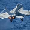 USS Gerald R. Ford, le plus grand porte-avions du monde, qui a coûté plus de 13 milliards de dollars, avec des chasseurs F/A-18 Super Hornet en patrouille dans la mer Adriatique.-8 USS Gerald R. Ford, le plus grand porte-avions du monde, qui a coûté plus de 13 milliards de dollars, avec des chasseurs F/A-18 Super Hornet en patrouille dans la mer Adriatique.-8