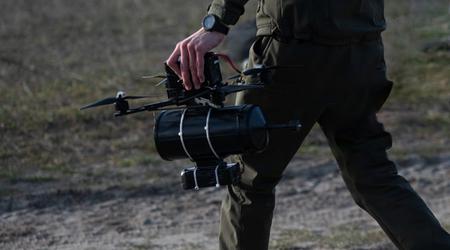 Le ministère ukrainien de la défense a organisé une démonstration de drones FPV contrôlés par fibre optique.