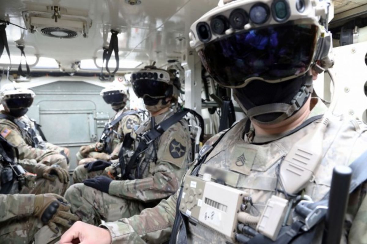 Au lieu de 425 millions de dollars, Microsoft recevra 125 millions de dollars pour améliorer et produire HoloLens pour l'armée américaine. Au lieu de 425 millions de dollars, Microsoft recevra 125 millions de dollars pour améliorer et produire HoloLens pour l'armée américaine.
