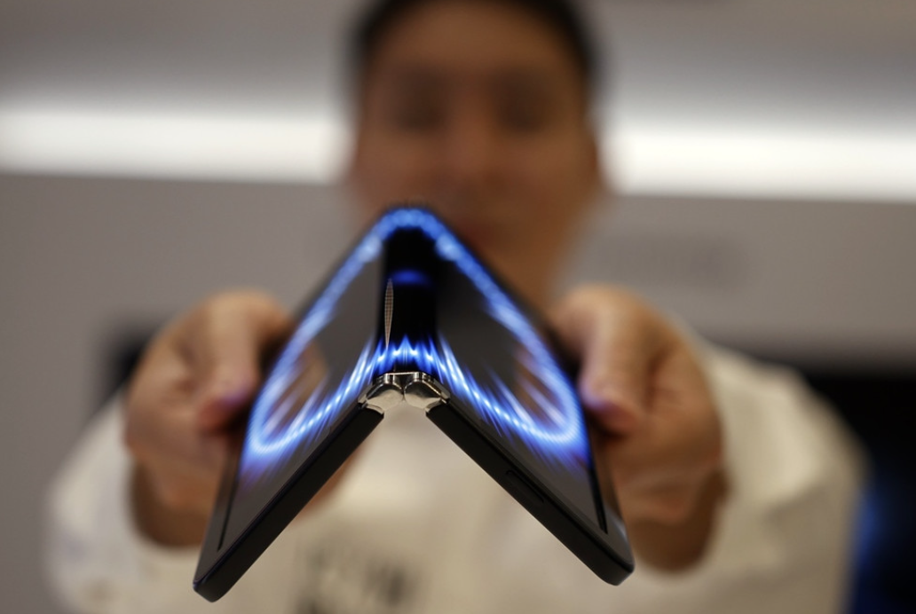 LG a présenté des panneaux pliables pour les ordinateurs portables et les smartphones, ainsi que de nouveaux écrans pour les voitures. LG a présenté des panneaux pliables pour les ordinateurs portables et les smartphones, ainsi que de nouveaux écrans pour les voitures.