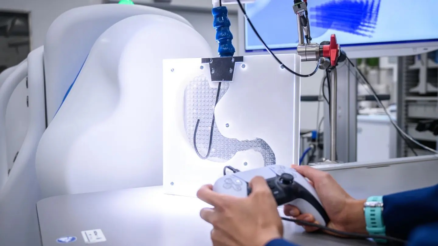 Des chirurgiens ont effectué une endoscopie à 9 300 kilomètres du patient à l'aide d'une manette de PlayStation. Des chirurgiens ont effectué une endoscopie à 9 300 kilomètres du patient à l'aide d'une manette de PlayStation.