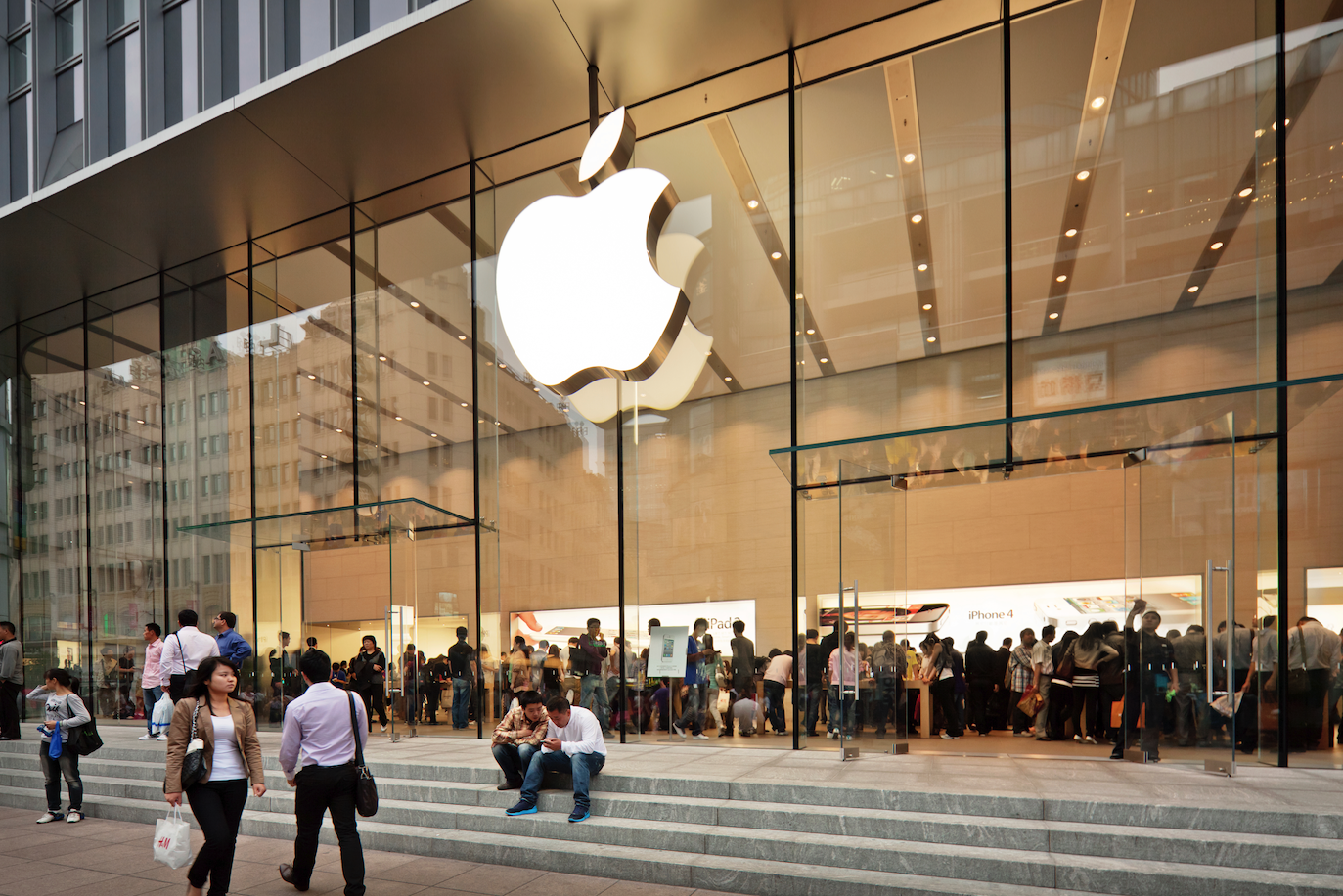 La capitalisation d'Apple a diminué de 1 000 000 000 000 $ pour l'année - auparavant, seul Amazon avait réussi à faire cela. La capitalisation d'Apple a diminué de 1 000 000 000 000 $ pour l'année - auparavant, seul Amazon avait réussi à faire cela.