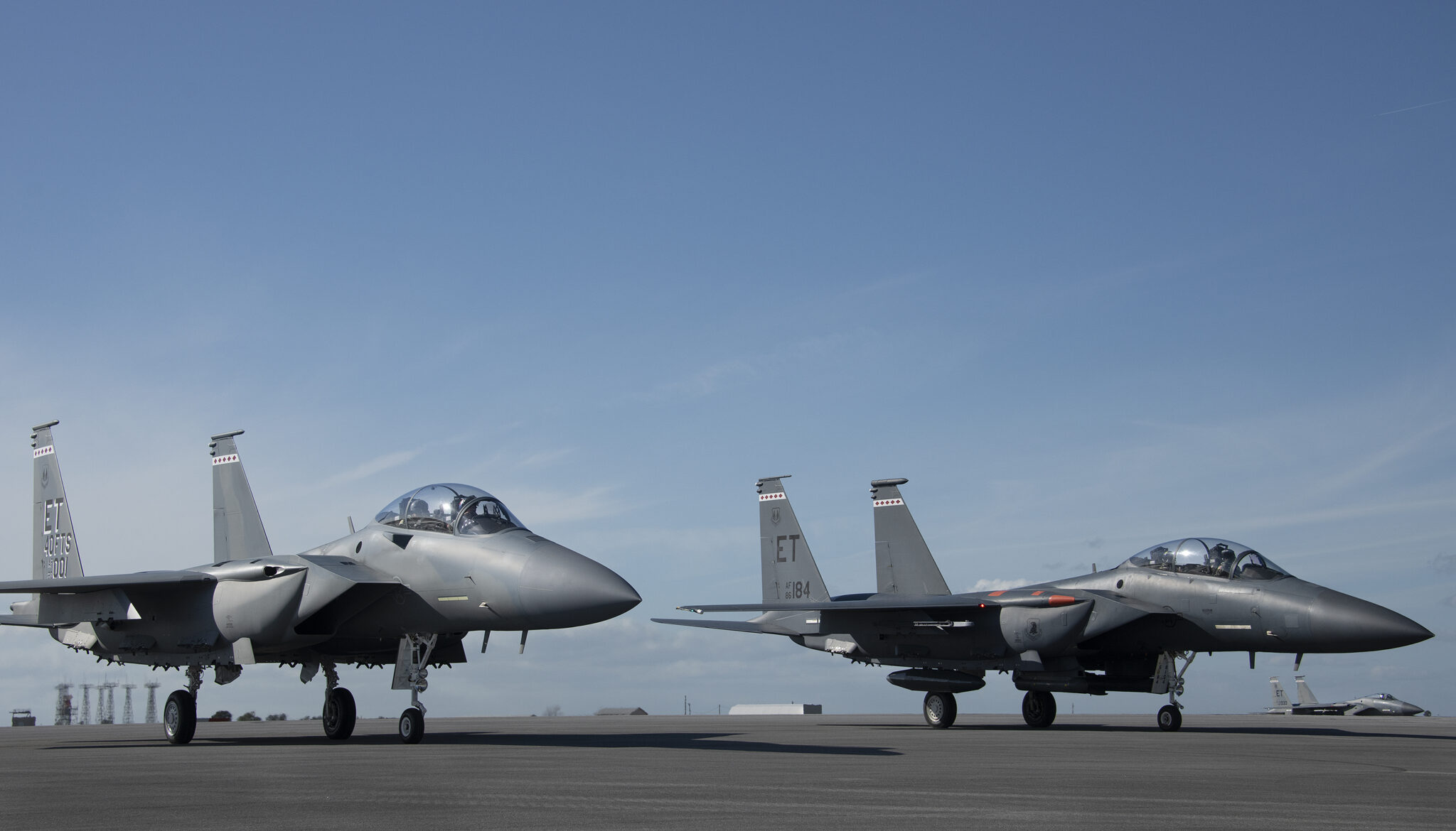 Deux chasseurs F-15EX Eagle II ont lancé des missiles AIM-120 AMRAAM et AIM-9X Sidewinder au-dessus du Golfe du Mexique. Deux chasseurs F-15EX Eagle II ont lancé des missiles AIM-120 AMRAAM et AIM-9X Sidewinder au-dessus du Golfe du Mexique.