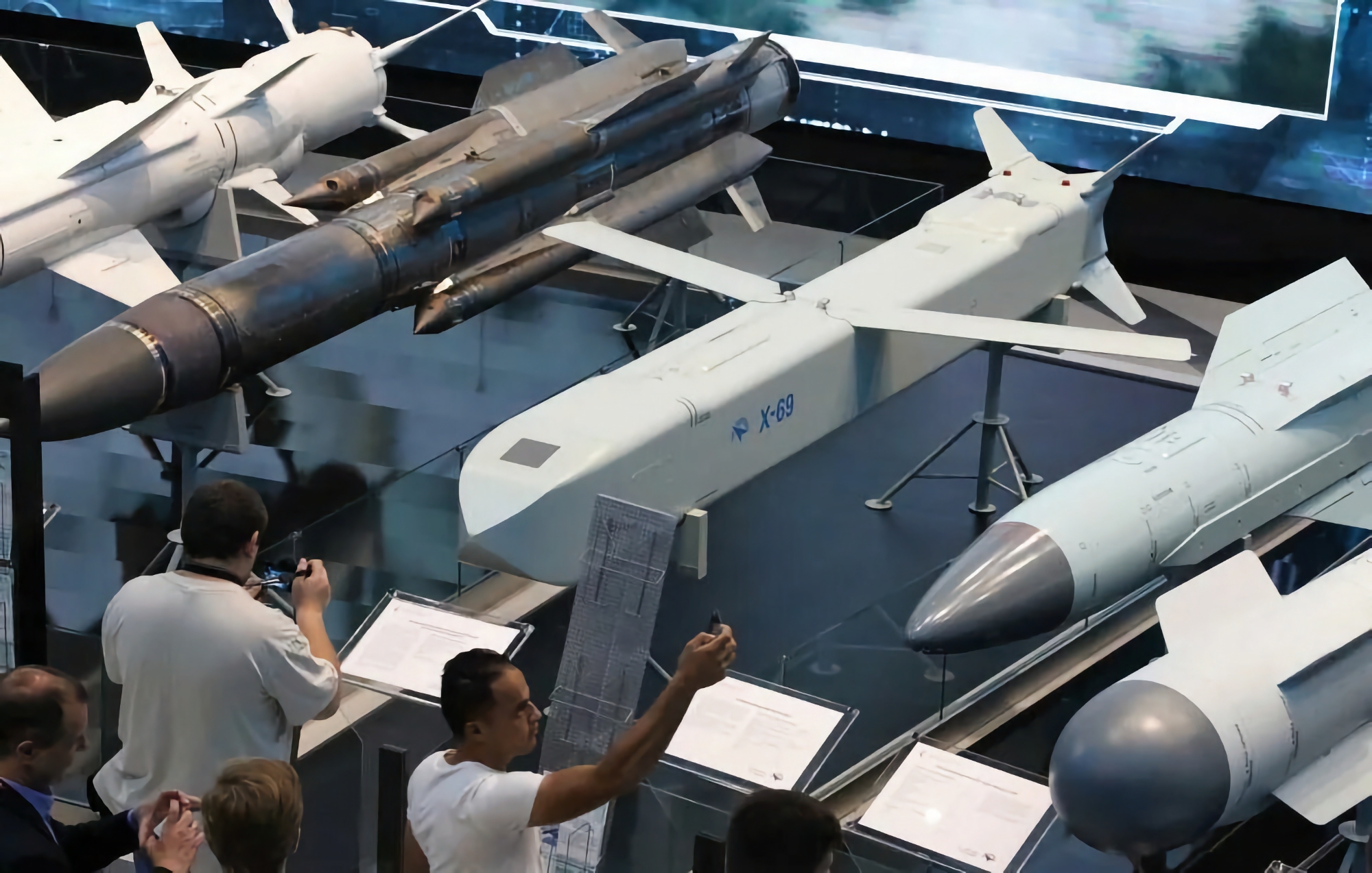 La Russie a utilisé de nouveaux missiles de croisière Kh-69 pour frapper l'Ukraine pour la première fois. Ces missiles ont probablement été lancés à partir d'un avion de chasse Su-57 de cinquième génération. La Russie a utilisé de nouveaux missiles de croisière Kh-69 pour frapper l'Ukraine pour la première fois. Ces missiles ont probablement été lancés à partir d'un avion de chasse Su-57 de cinquième génération.