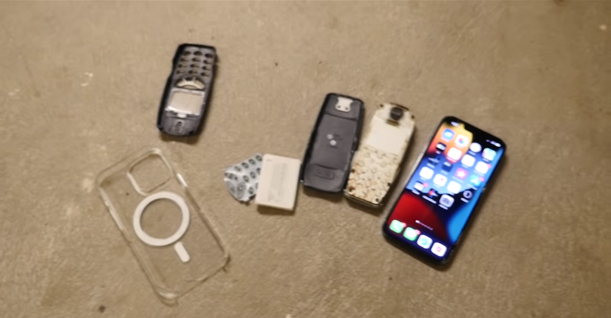 iPhone 13 Pro contre Nokia 3310 - un test de chute de 20 étages iPhone 13 Pro contre Nokia 3310 - un test de chute de 20 étages
