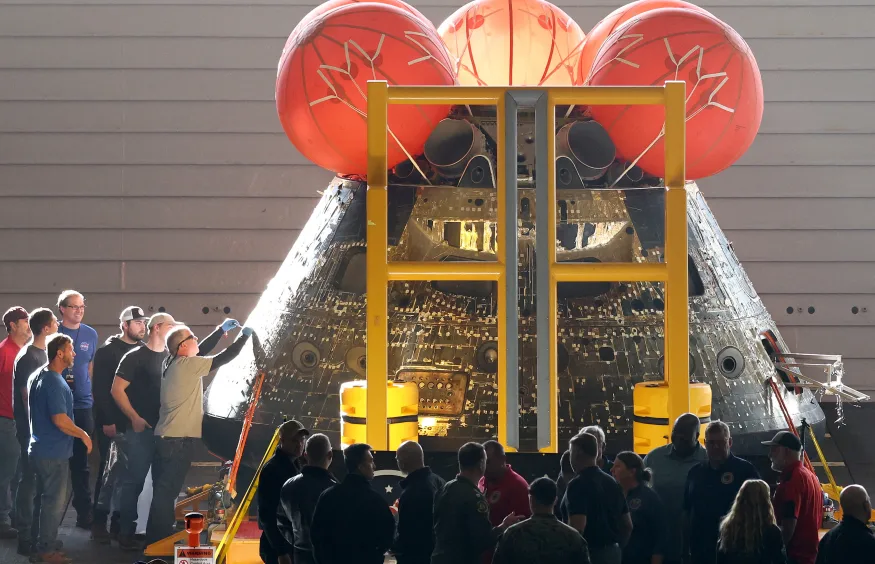 Orion arrive au Centre spatial Kennedy trois semaines après son retour sur Terre. Orion arrive au Centre spatial Kennedy trois semaines après son retour sur Terre.