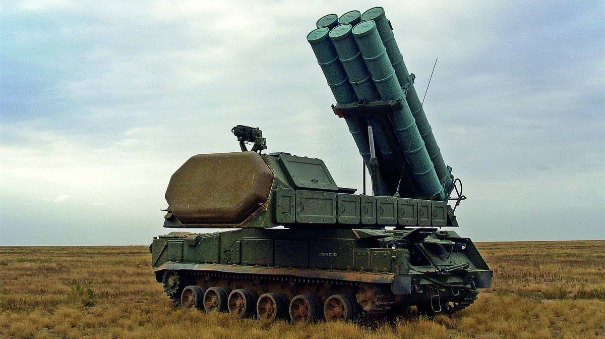 Un drone FPV ukrainien a touché le lanceur d'un système russe moderne de missiles sol-air Buk-M3. Un drone FPV ukrainien a touché le lanceur d'un système russe moderne de missiles sol-air Buk-M3.