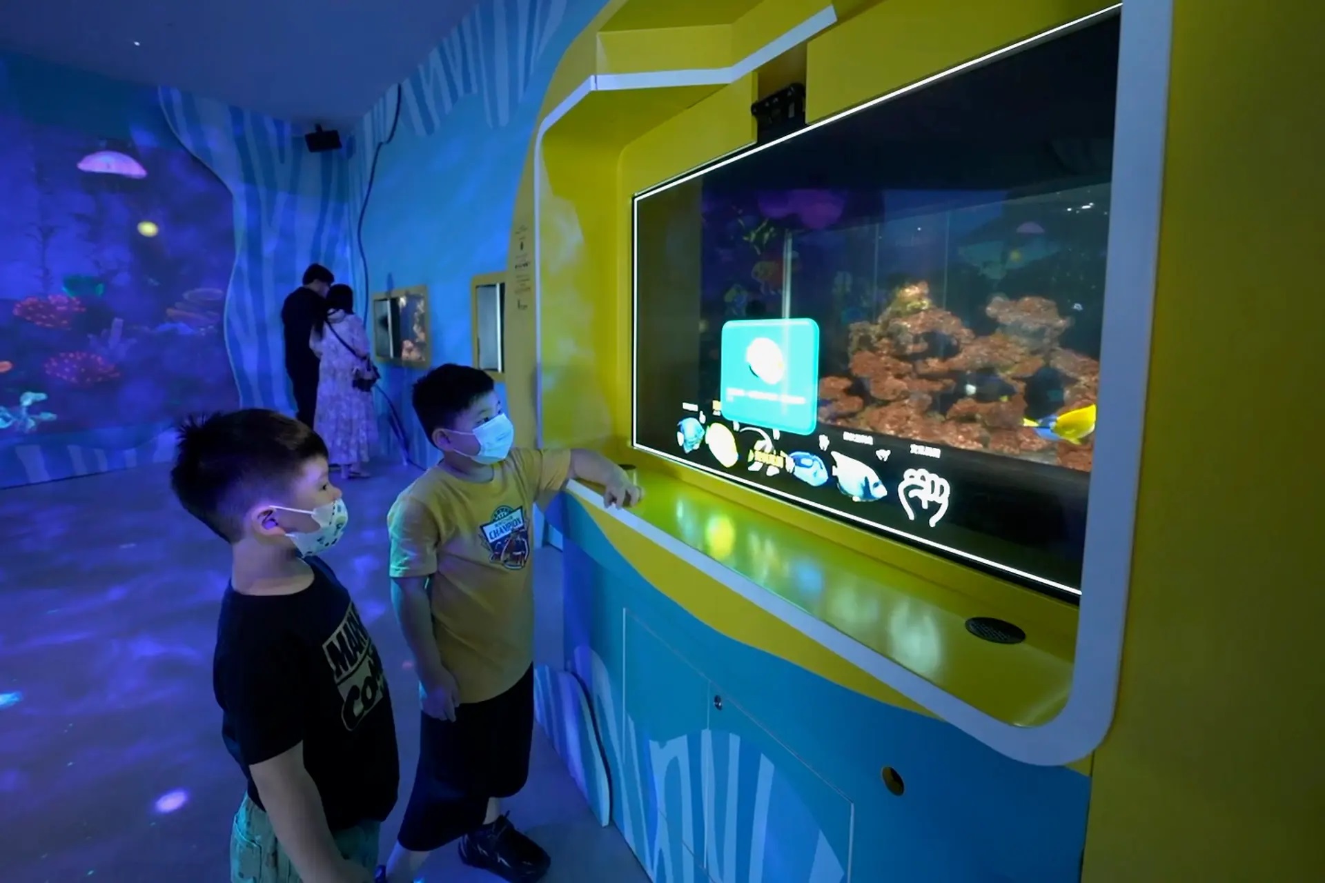 Un aquarium intelligent doté d'une IA et d'un écran microLED suit les regards et informe les visiteurs sur les poissons qu'ils regardent. Un aquarium intelligent doté d'une IA et d'un écran microLED suit les regards et informe les visiteurs sur les poissons qu'ils regardent.