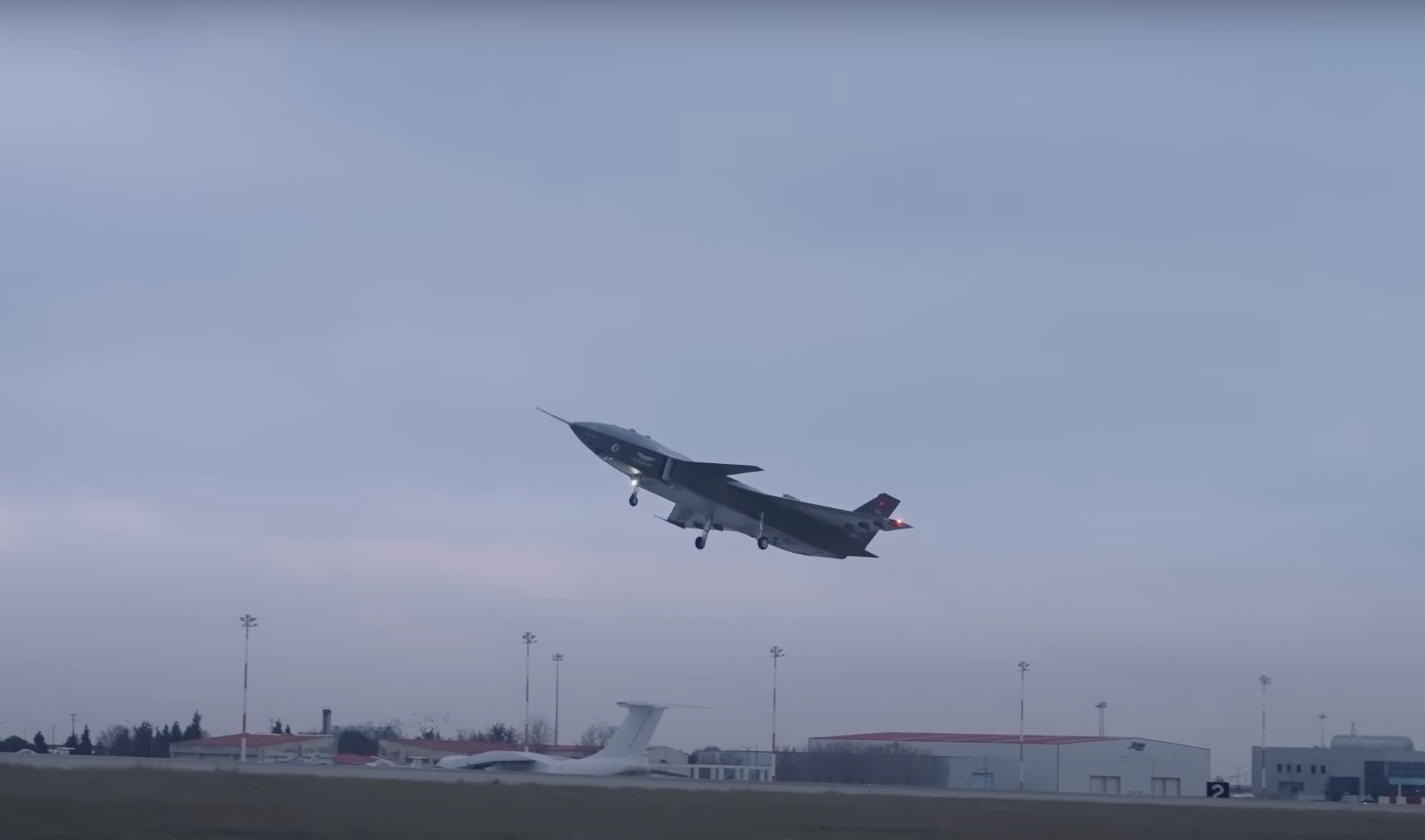 Le drone Bayraktar Kizilelma équipé d'un moteur ukrainien a pris son envol pour la deuxième fois. Le drone Bayraktar Kizilelma équipé d'un moteur ukrainien a pris son envol pour la deuxième fois.