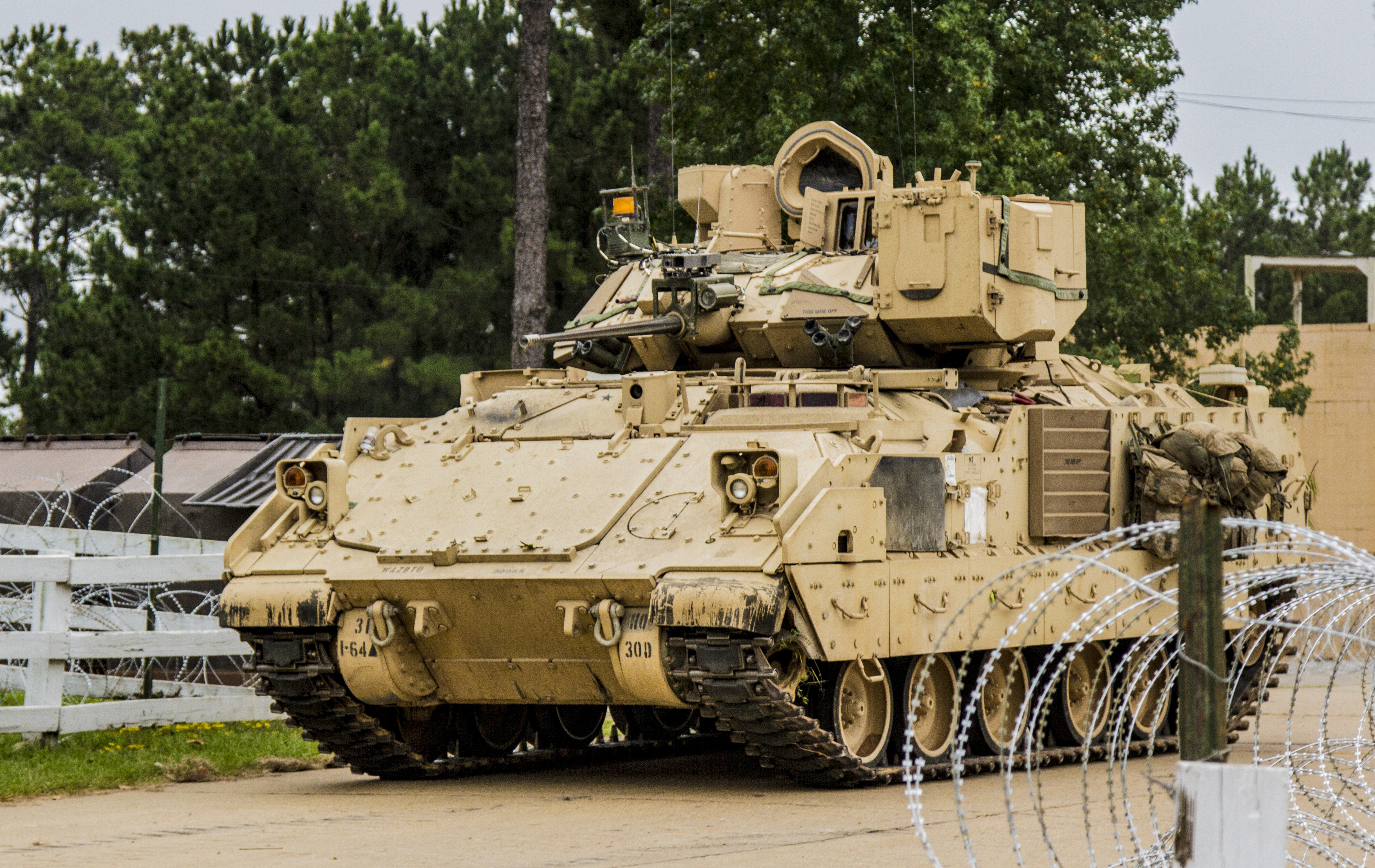 Bradley, M113, HMMWV, obusiers automoteurs, obus pour HIMARS, mines Claymore et missiles Sea Sparrow pour la défense aérienne : Les États-Unis ont annoncé un nouveau programme d'aide militaire de 3 075 000 000 $ pour l'Ukraine. Bradley, M113, HMMWV, obusiers automoteurs, obus pour HIMARS, mines Claymore et missiles Sea Sparrow pour la défense aérienne : Les États-Unis ont annoncé un nouveau programme d'aide militaire de 3 075 000 000 $ pour l'Ukraine.