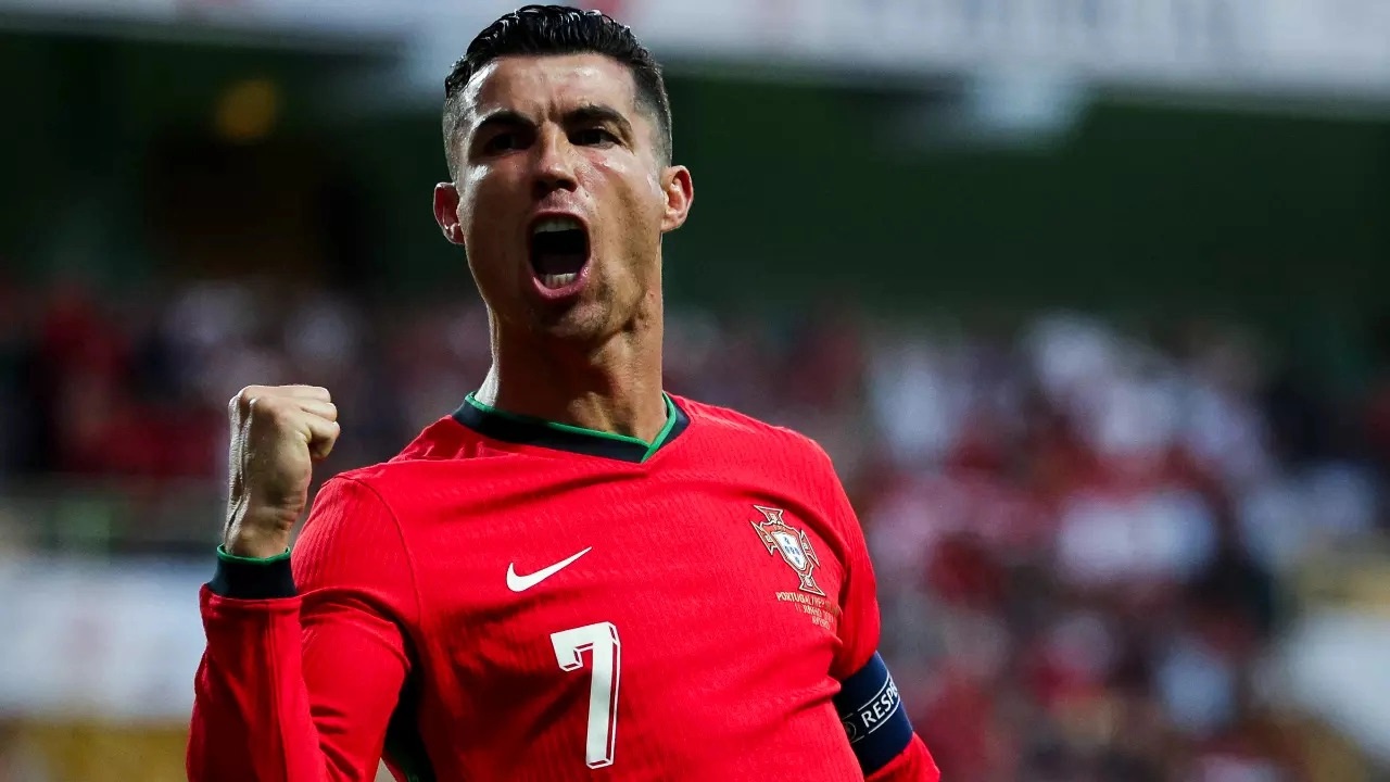 Cristiano Ronaldo a lancé sa chaîne YouTube, battu le record historique du service et obtenu un bouton d'or, le tout en une journée ! Cristiano Ronaldo a lancé sa chaîne YouTube, battu le record historique du service et obtenu un bouton d'or, le tout en une journée !