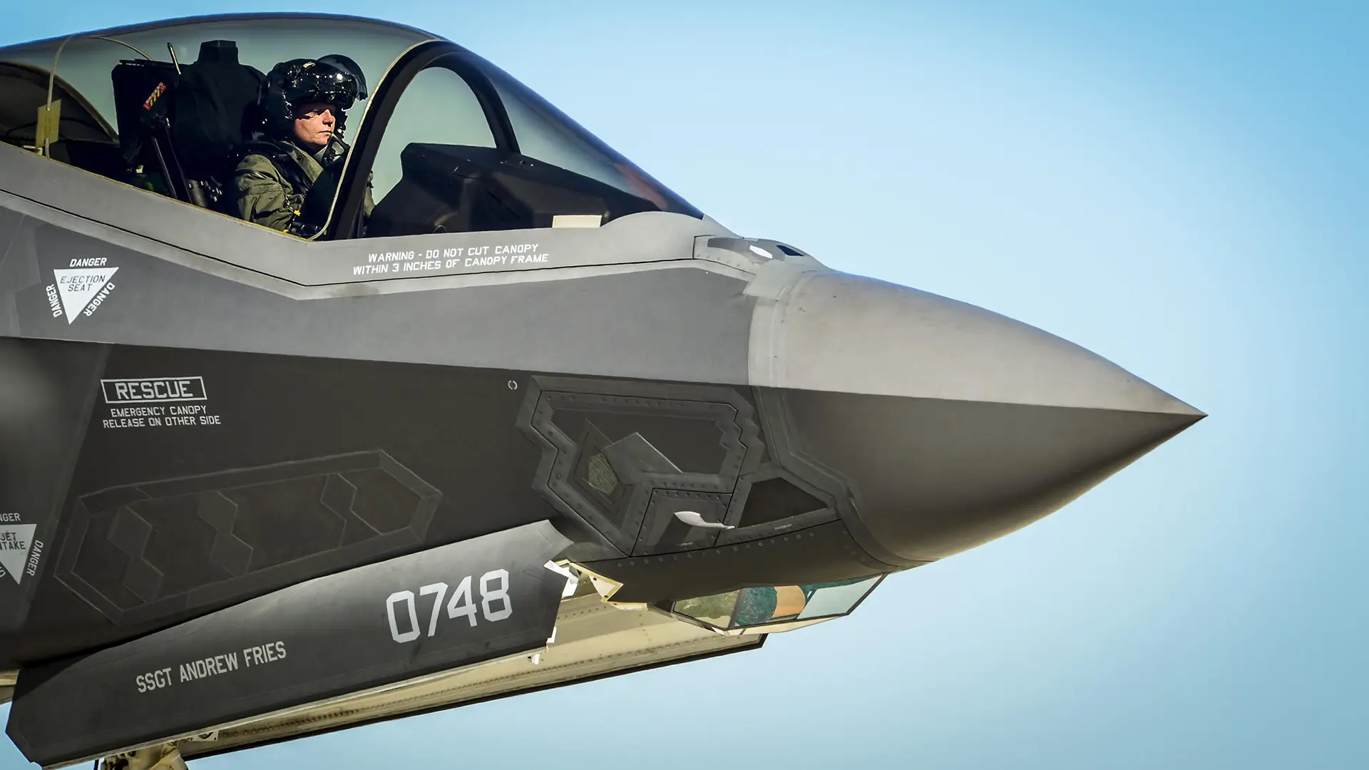 Le F-35 Lightning II fera l'objet d'une modernisation majeure et recevra un nouveau radar AN/APG-85 et des bombes StormBreaker. Le F-35 Lightning II fera l'objet d'une modernisation majeure et recevra un nouveau radar AN/APG-85 et des bombes StormBreaker.