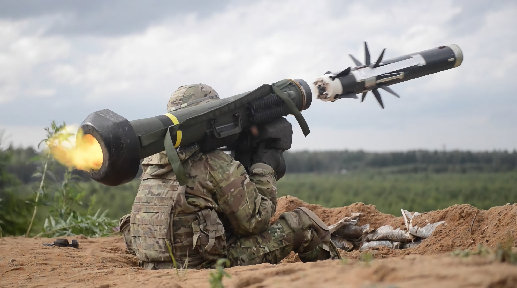 L'armée américaine a commandé un lot de systèmes antichars FGM-148 Javelin pour un montant de 1,3 milliard de dollars, dont 4 000 missiles seront fournis à l'Ukraine. L'armée américaine a commandé un lot de systèmes antichars FGM-148 Javelin pour un montant de 1,3 milliard de dollars, dont 4 000 missiles seront fournis à l'Ukraine.