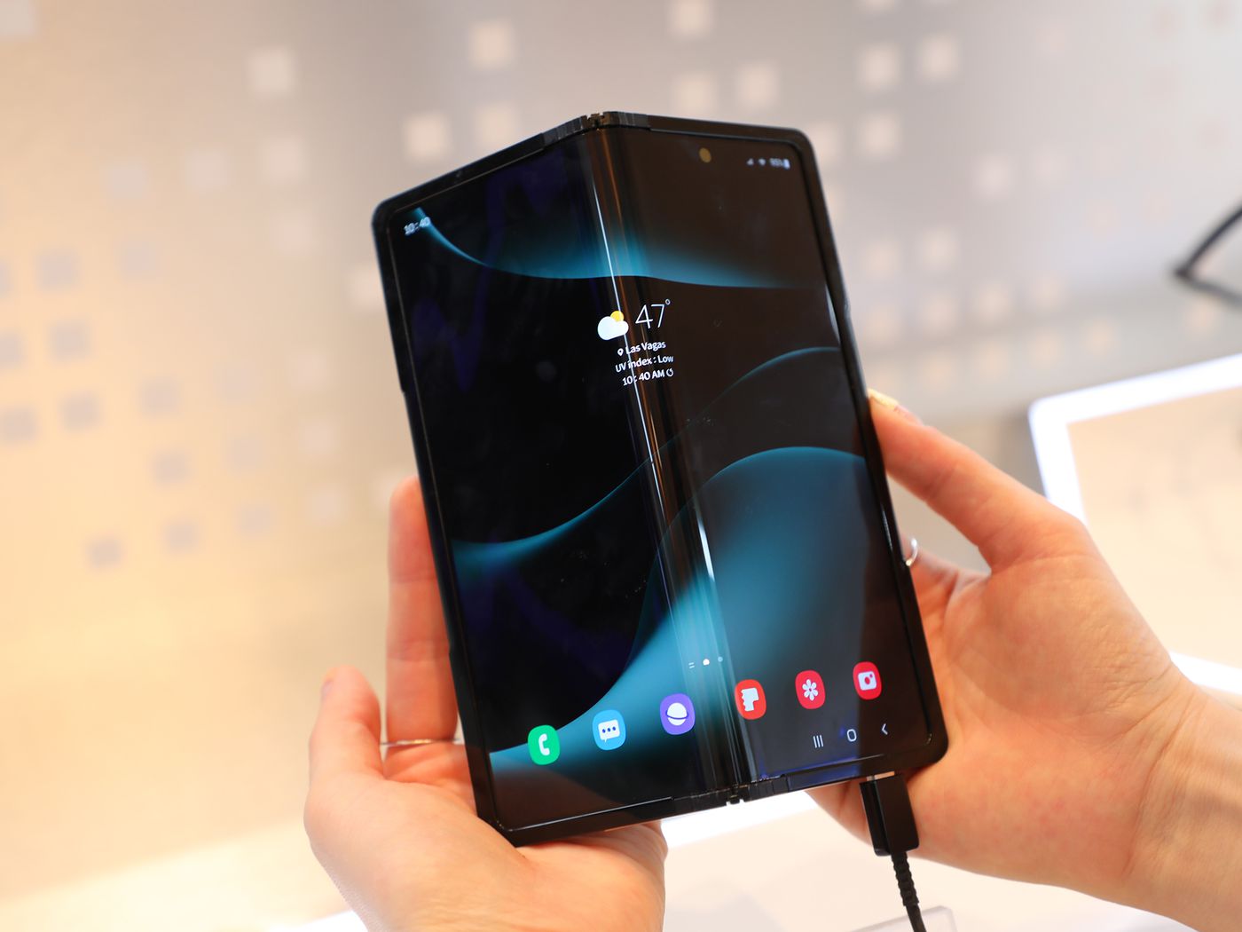 Samsung a présenté un nouvel écran flexible Flex In & Out, qui peut être plié dans les deux sens. Samsung a présenté un nouvel écran flexible Flex In & Out, qui peut être plié dans les deux sens.