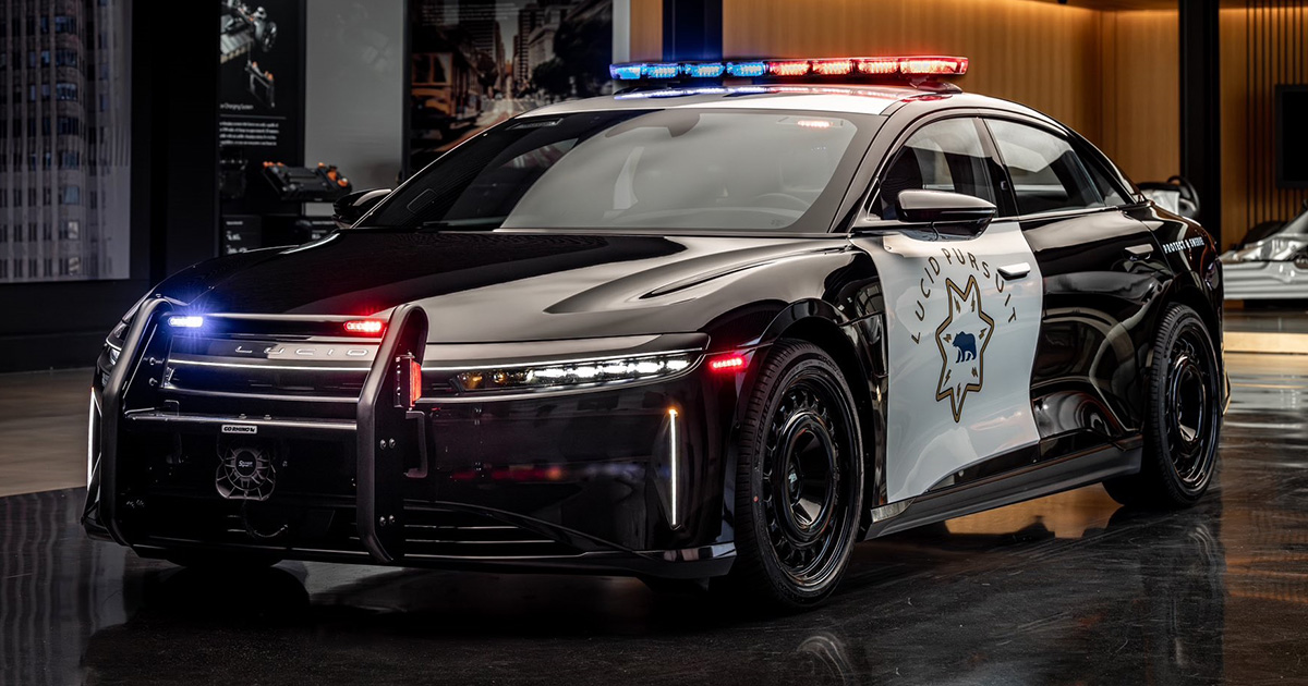 La police routière californienne a testé la Lucid Pursuit, une version spéciale de la voiture électrique Lucid Air, qui coûte à partir de 70 000 dollars en version civile. La police routière californienne a testé la Lucid Pursuit, une version spéciale de la voiture électrique Lucid Air, qui coûte à partir de 70 000 dollars en version civile.