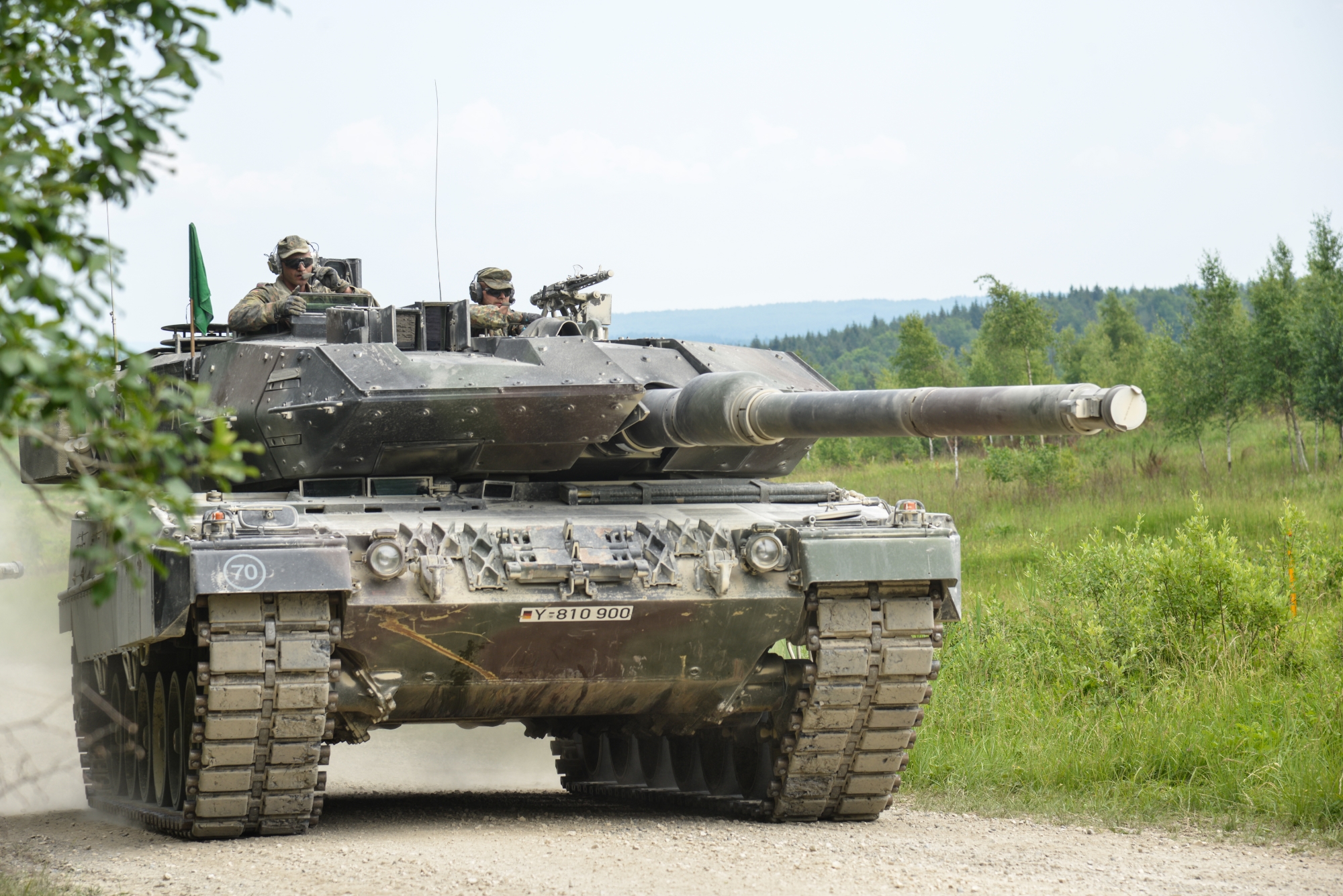 C'est maintenant officiel : L'Allemagne a approuvé la fourniture de chars Leopard 2 à l'Ukraine et a autorisé la réexportation de chars vers ses partenaires. C'est maintenant officiel : L'Allemagne a approuvé la fourniture de chars Leopard 2 à l'Ukraine et a autorisé la réexportation de chars vers ses partenaires.