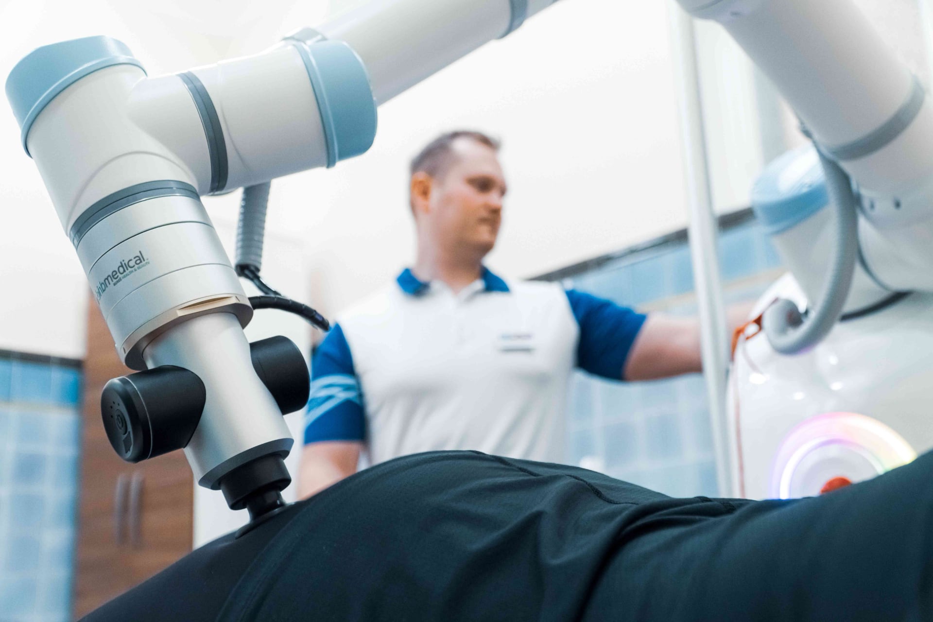 Anna est une robomasseuse de haute technologie qui change l'industrie du bien-être. Rencontre avec Anna, la masseuse robotisée - l'avenir de la relaxation et de la santé