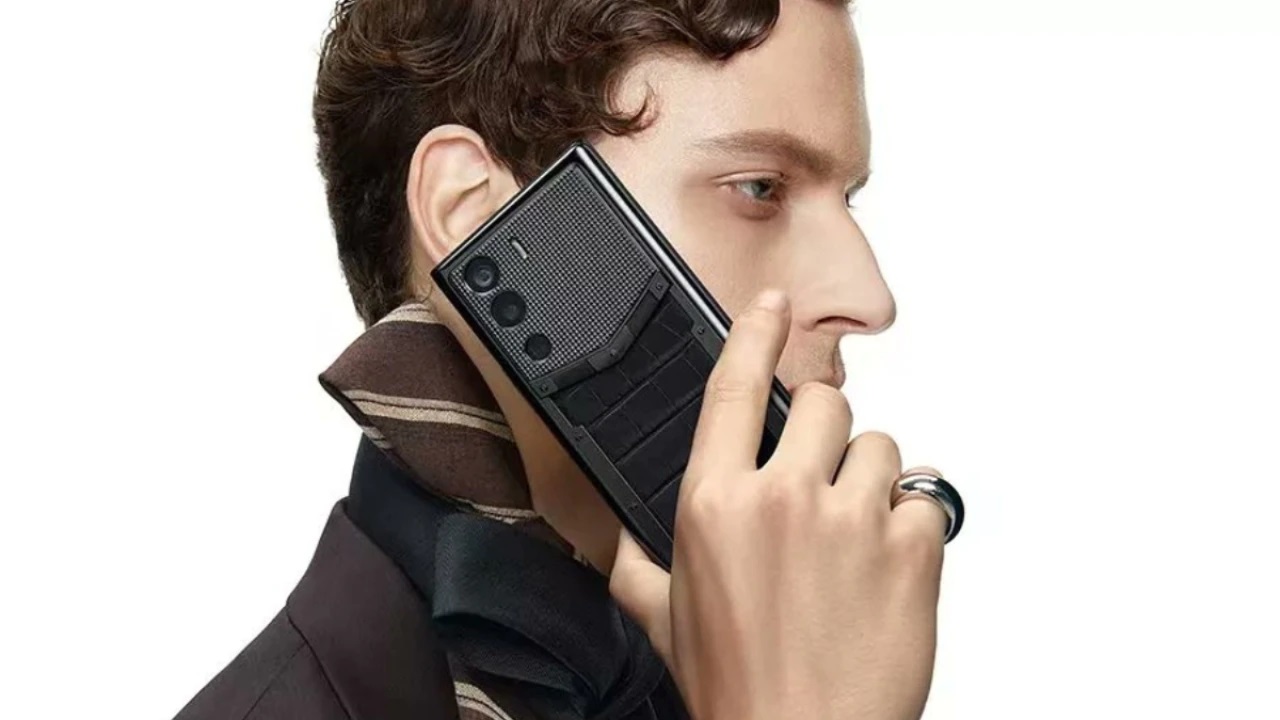 Vertu a dévoilé le smartphone haut de gamme Metavertu pour les crypto-monnaies et le NFT avec une peau d'alligator, de l'or et des diamants. Il coûte 41 000 dollars Vertu a dévoilé le smartphone haut de gamme Metavertu pour les crypto-monnaies et le NFT avec une peau d'alligator, de l'or et des diamants. Il coûte 41 000 dollars