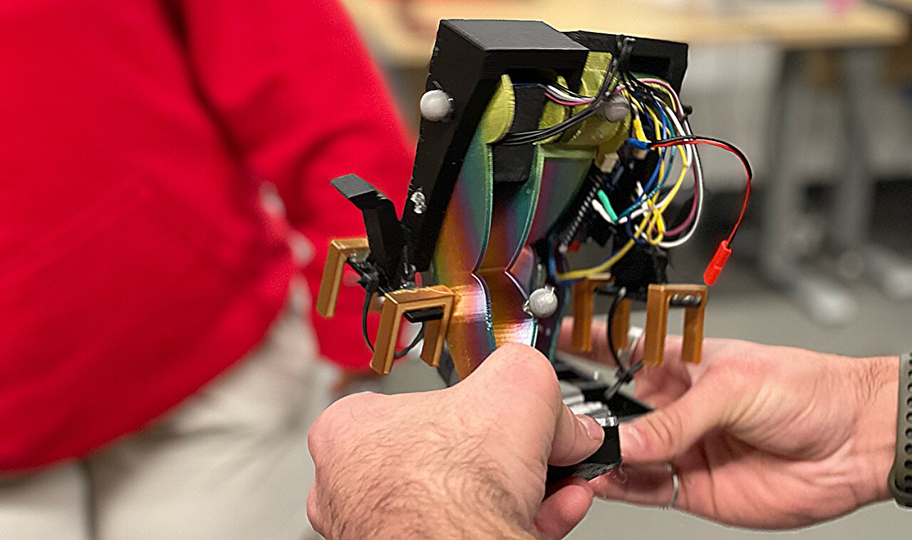 Mugatu : le premier robot bipède contrôlé avec un seul moteur, les développeurs veulent réduire sa taille à celle d'un LEGO Mugatu : le premier robot bipède contrôlé avec un seul moteur, les développeurs veulent réduire sa taille à celle d'un LEGO