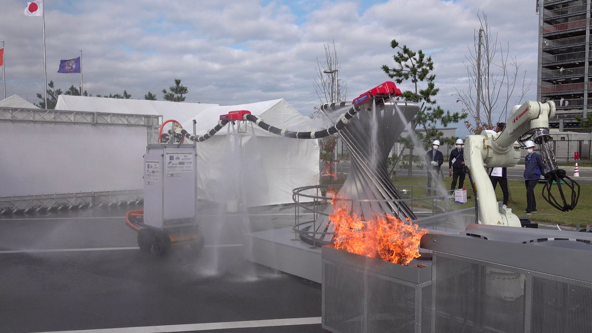 Des chercheurs japonais créent le robot pompier Dragon Firefighter, qui ressemble à un dragon volant et se déplace à l'aide de jets d'eau Des chercheurs japonais créent le robot pompier Dragon Firefighter, qui ressemble à un dragon volant et se déplace à l'aide de jets d'eau