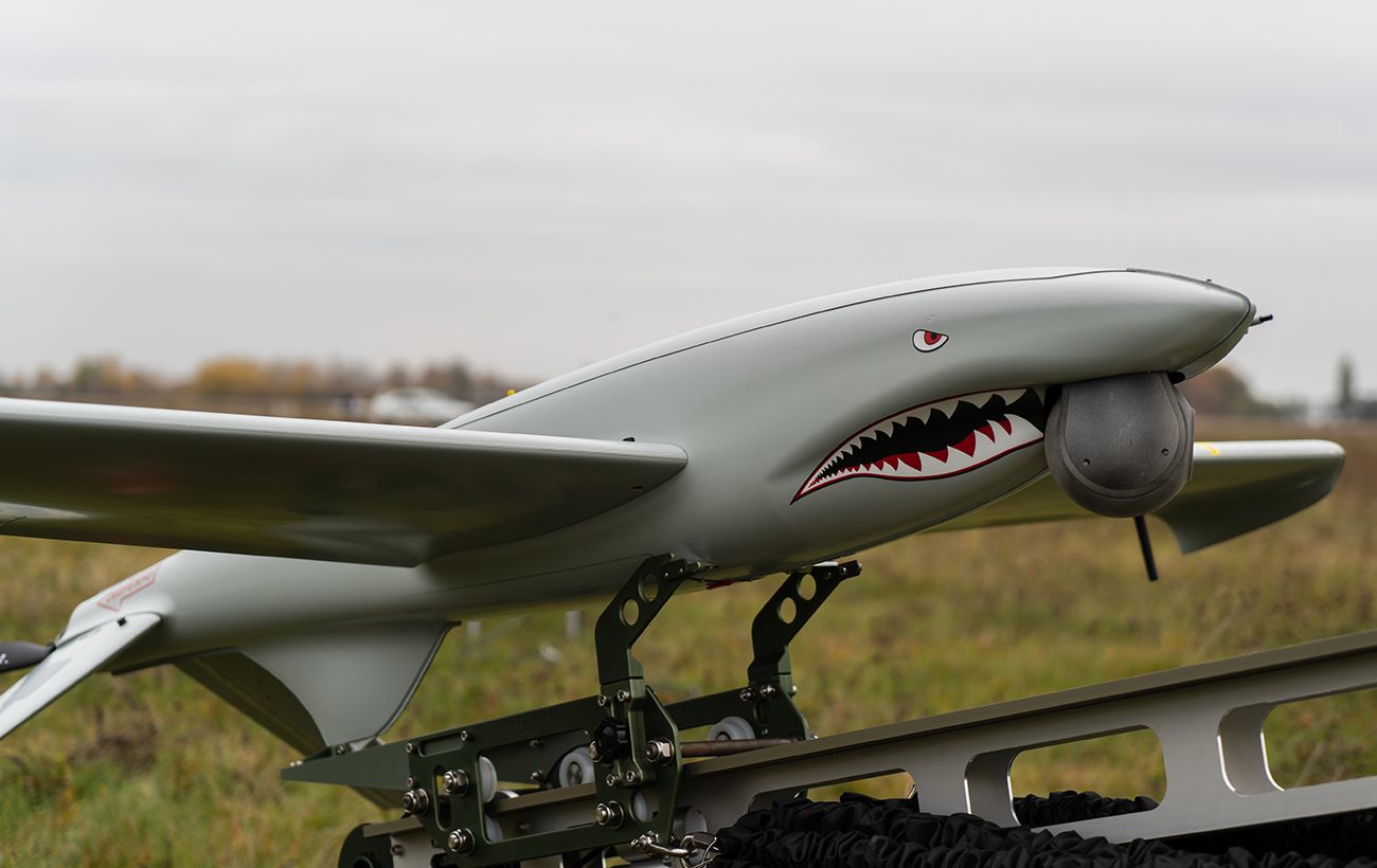 La Fondation Prytula a montré la première vidéo du drone SHARK en conditions de combat : le drone a opéré au-dessus de Donetsk occupé. La Fondation Prytula a montré la première vidéo du drone SHARK en conditions de combat : le drone a opéré au-dessus de Donetsk occupé.