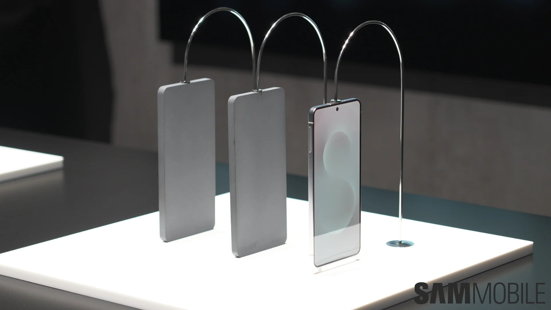 Êtes-vous prêt pour le Galaxy S25 Edge ? Les nouvelles photos non officielles confirment l'absence de prise audio Galaxy S25 Edge : Révélations des premières images - la prise écouteurs disparaît