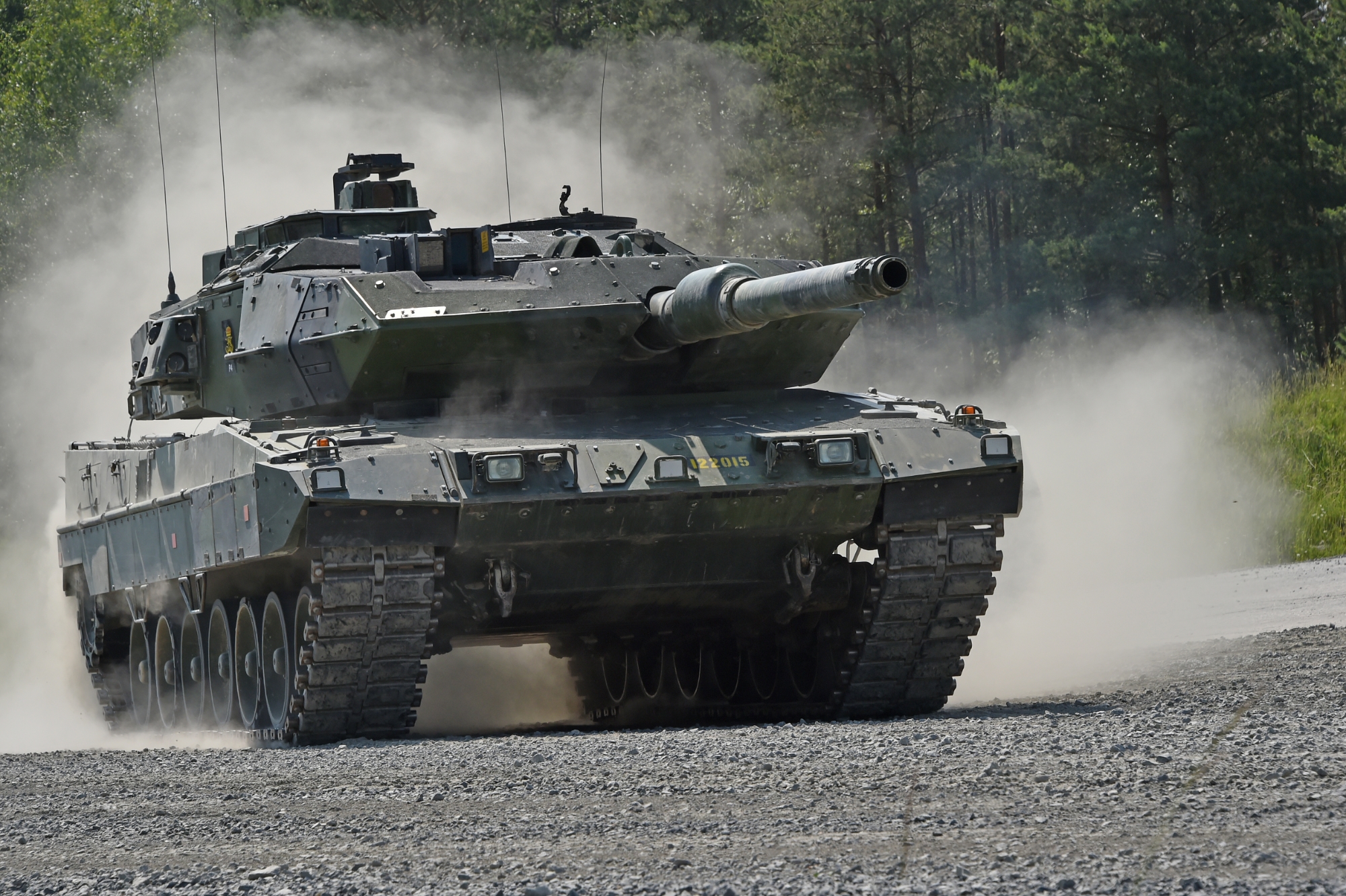 La Suède pourrait transférer des chars Stridsvagn 122 à l'Ukraine : il s'agit d'une version modernisée du Leopard 2A5, qui est produite sous licence. La Suède pourrait transférer des chars Stridsvagn 122 à l'Ukraine : il s'agit d'une version modernisée du Leopard 2A5, qui est produite sous licence.