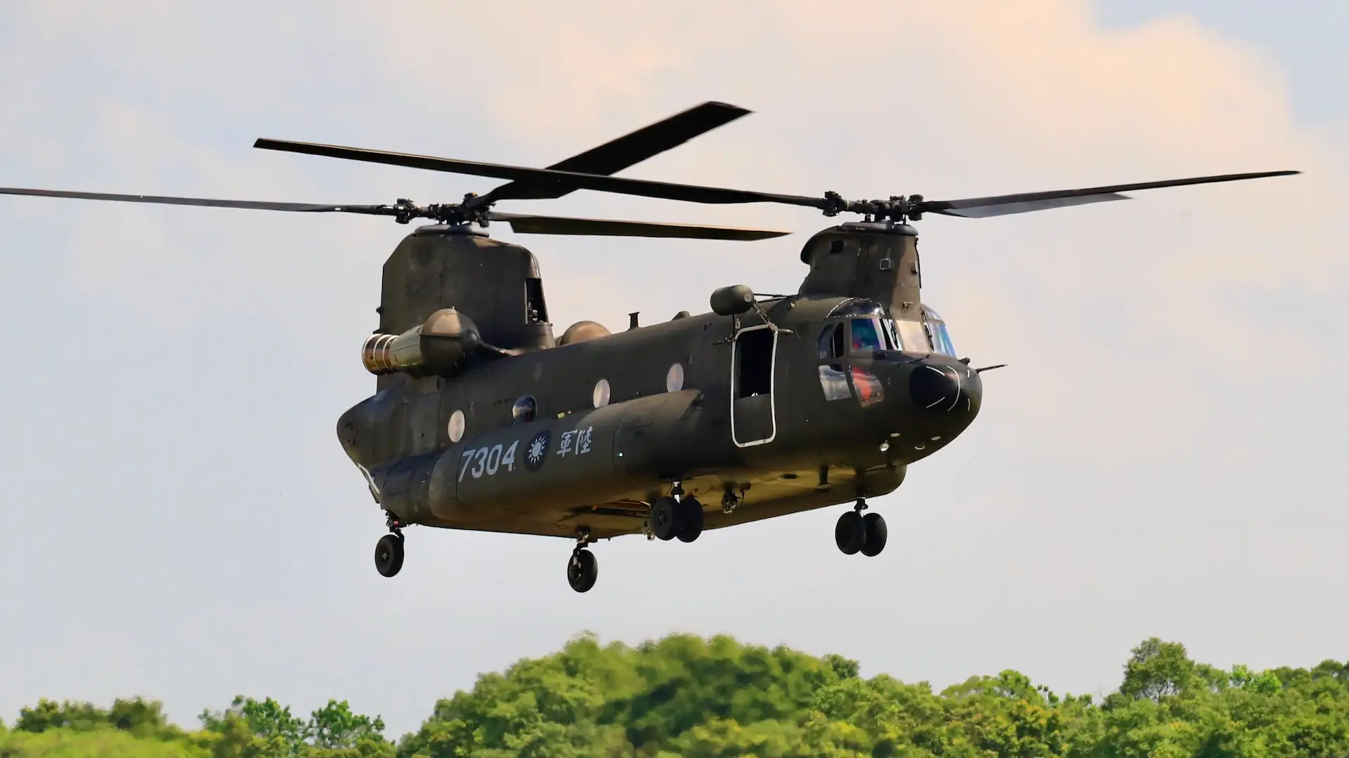Un pilote taïwanais a tenté de détourner un hélicoptère américain CH-47 Chinook vers la Chine pour une récompense de 15 millions de dollars. Un pilote taïwanais a tenté de détourner un hélicoptère américain CH-47 Chinook vers la Chine pour une récompense de 15 millions de dollars.