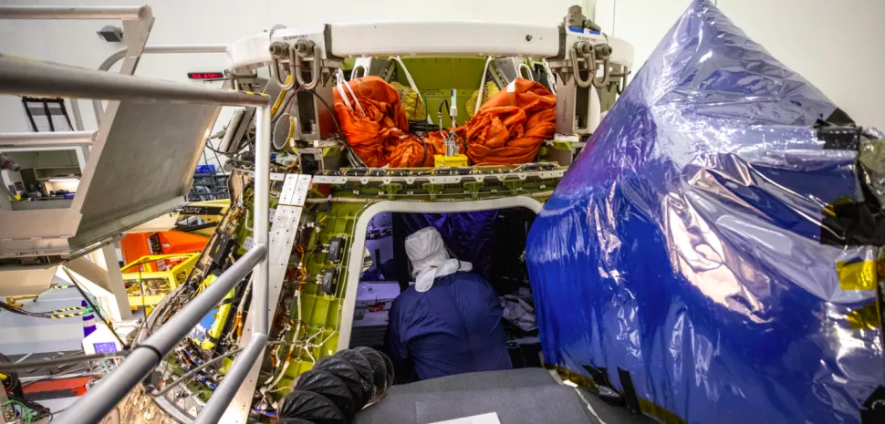 Déballage de l'espace : La NASA commence à sortir le contenu du vaisseau spatial Orion. Déballage de l'espace : La NASA commence à sortir le contenu du vaisseau spatial Orion.