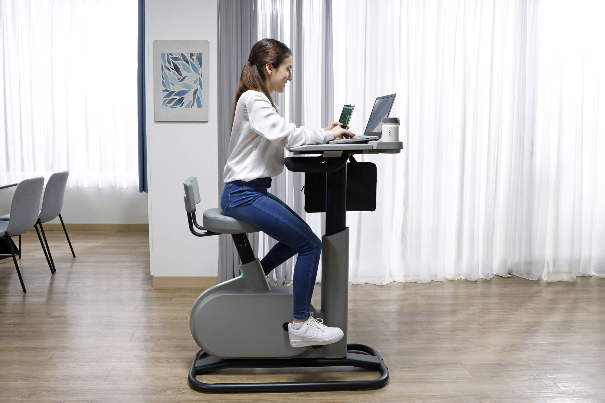 Acer a présenté un vélo d'exercice à 999 $ qui peut recharger des gadgets en pédalant. Acer a présenté un vélo d'exercice à 999 $ qui peut recharger des gadgets en pédalant.