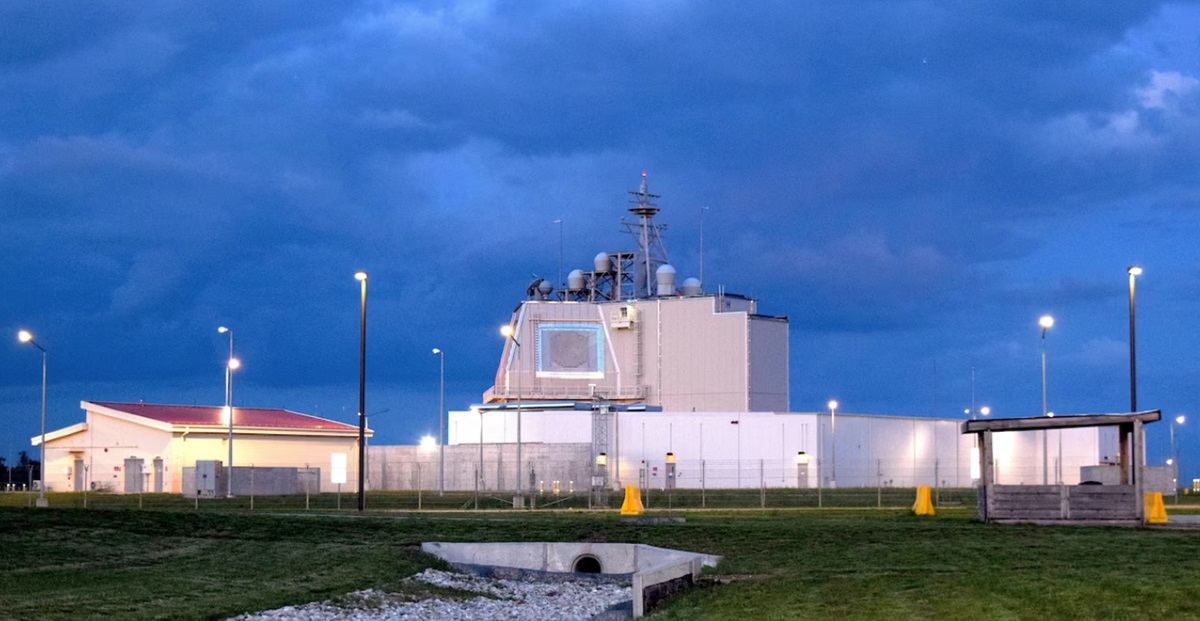 Les États-Unis ont mis en service le système de défense antimissile Aegis Ashore en Pologne avec des lanceurs Mk 41 pour intercepter les missiles balistiques. Les États-Unis ont mis en service le système de défense antimissile Aegis Ashore en Pologne avec des lanceurs Mk 41 pour intercepter les missiles balistiques.