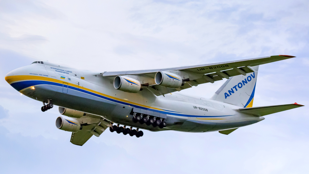 Iconique An-124 "Ruslan" sur l'illustration : beauté technique en détail Vue photoréaliste de l'imposant An-124 "Ruslan" dans toute sa gloire