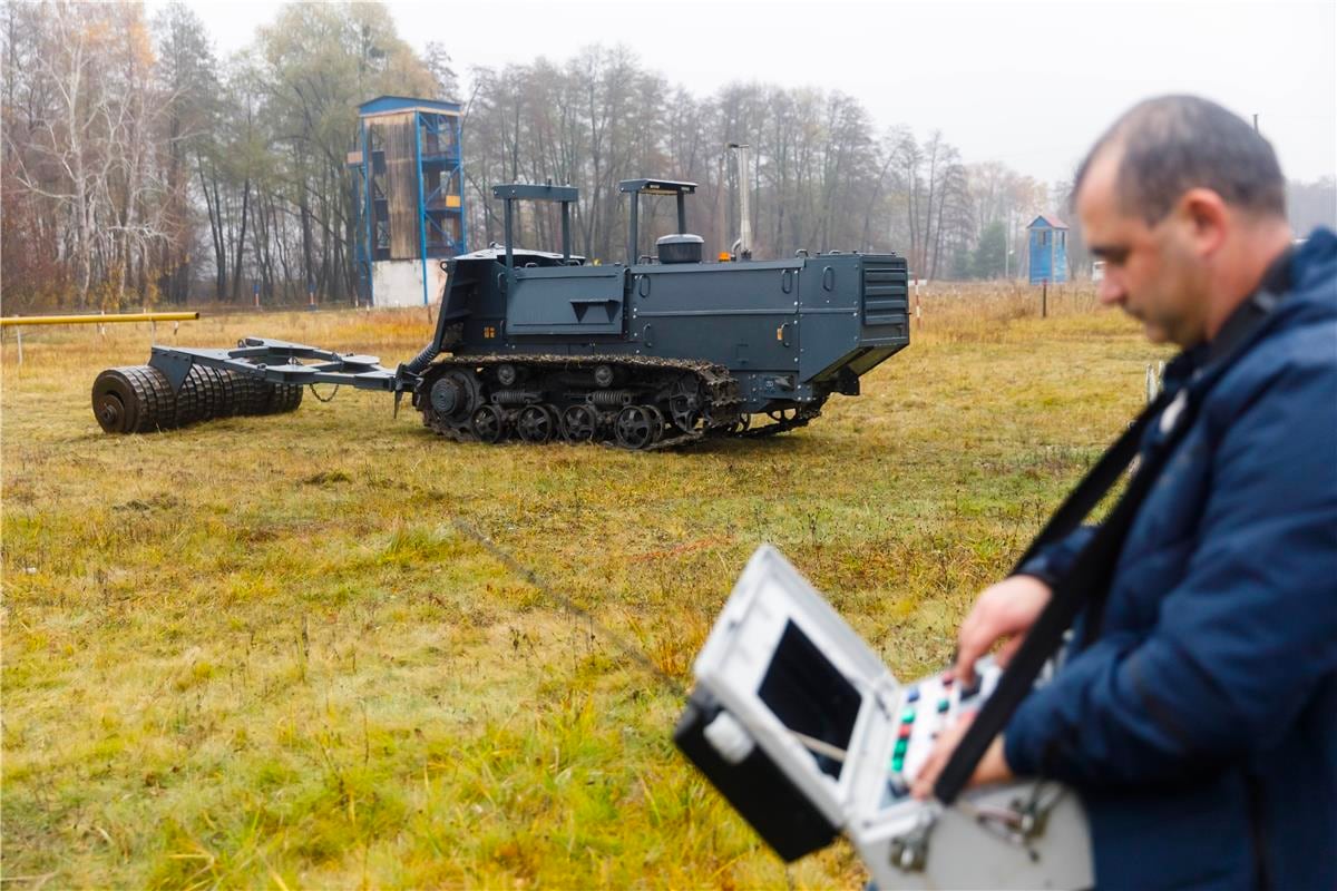 Les fabricants de Kharkiv ont créé une machine pour préparer le sol en vue du déminage. Elle coûte 5,6 millions de dollars et a déjà été remise aux sapeurs. Les fabricants de Kharkiv ont créé une machine pour préparer le sol en vue du déminage. Elle coûte 5,6 millions de dollars et a déjà été remise aux sapeurs.
