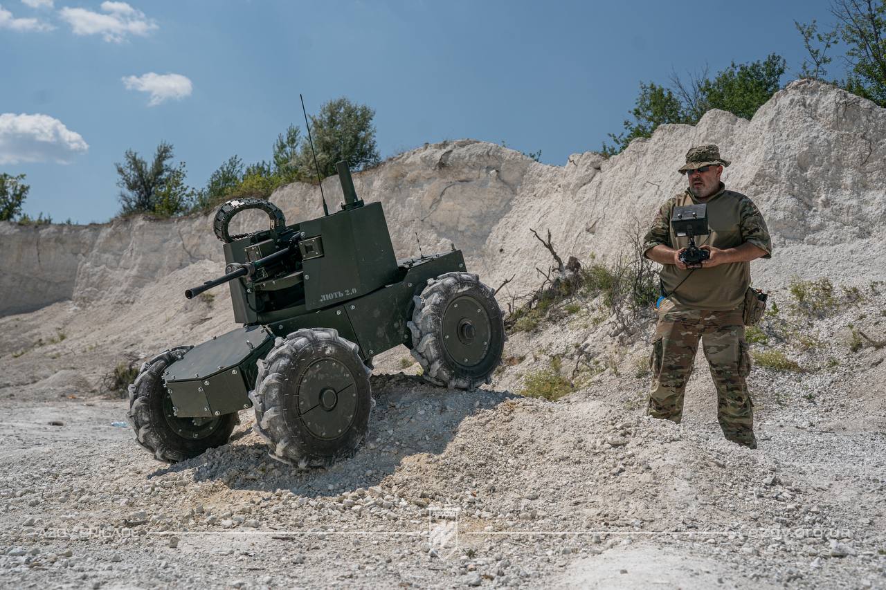 "Azov" est combattu par un drone terrestre équipé d'une mitrailleuse "Lyut 2.0". "Azov" est combattu par un drone terrestre équipé d'une mitrailleuse "Lyut 2.0".
