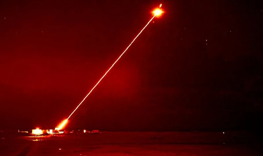 Un regard visuel sur les armes laser : De la bande dessinée au monde réel Illustration d'une arme laser : un voyage dans l'avenir de la technologie de défense