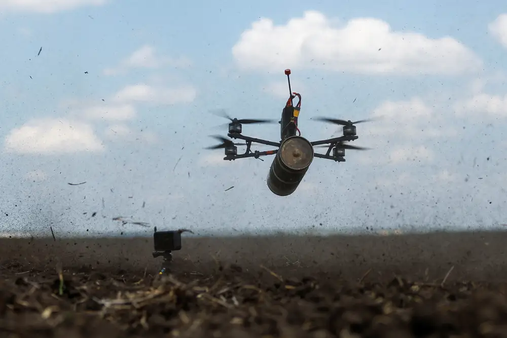La Russie a commencé à utiliser de nouveaux drones FPV équipés de câbles à fibres optiques invisibles à la guerre électronique. La Russie a commencé à utiliser de nouveaux drones FPV équipés de câbles à fibres optiques invisibles à la guerre électronique.