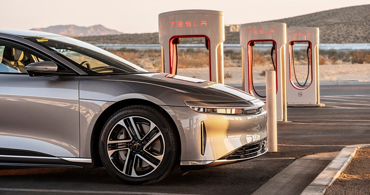 Réunion phare : La Lucid Air utilise l'infrastructure de Tesla Lucid Air alimentée par Tesla : les frontières de la guerre des voitures électriques s'estompent