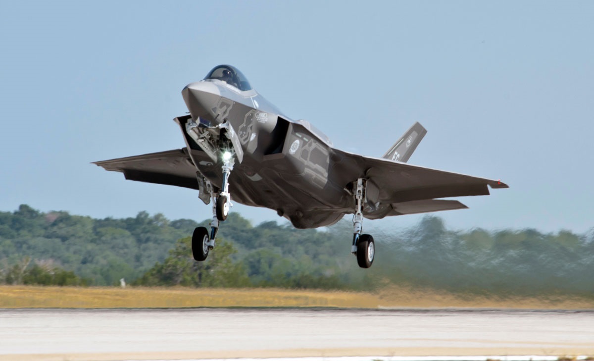Lockheed Martin a produit neuf chasseurs F-35 Lightning II, mais ne peut les remettre à ses clients en raison d'une suspension des livraisons. Lockheed Martin a produit neuf chasseurs F-35 Lightning II, mais ne peut les remettre à ses clients en raison d'une suspension des livraisons.