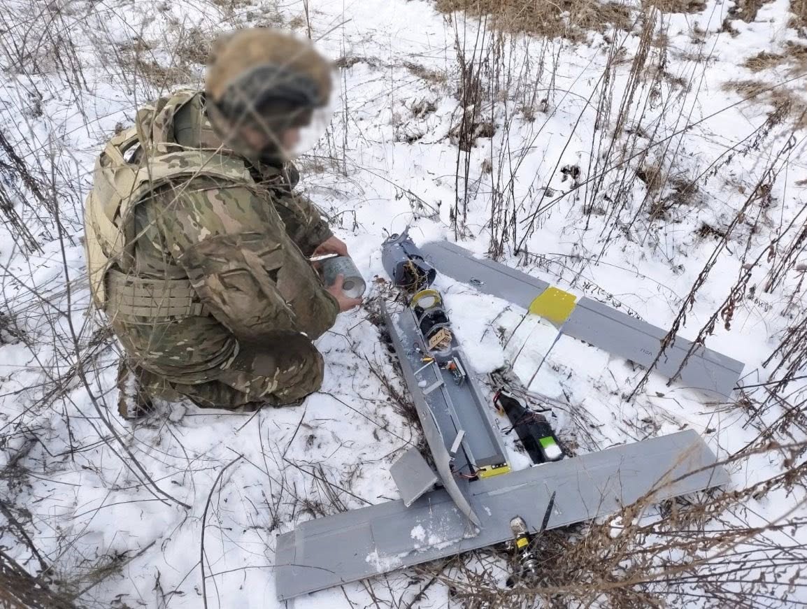 Après une attaque réussie : un soldat ukrainien à côté d'un drone russe abattu Militaire ukrainien démontre son exploit : drone russe abattu