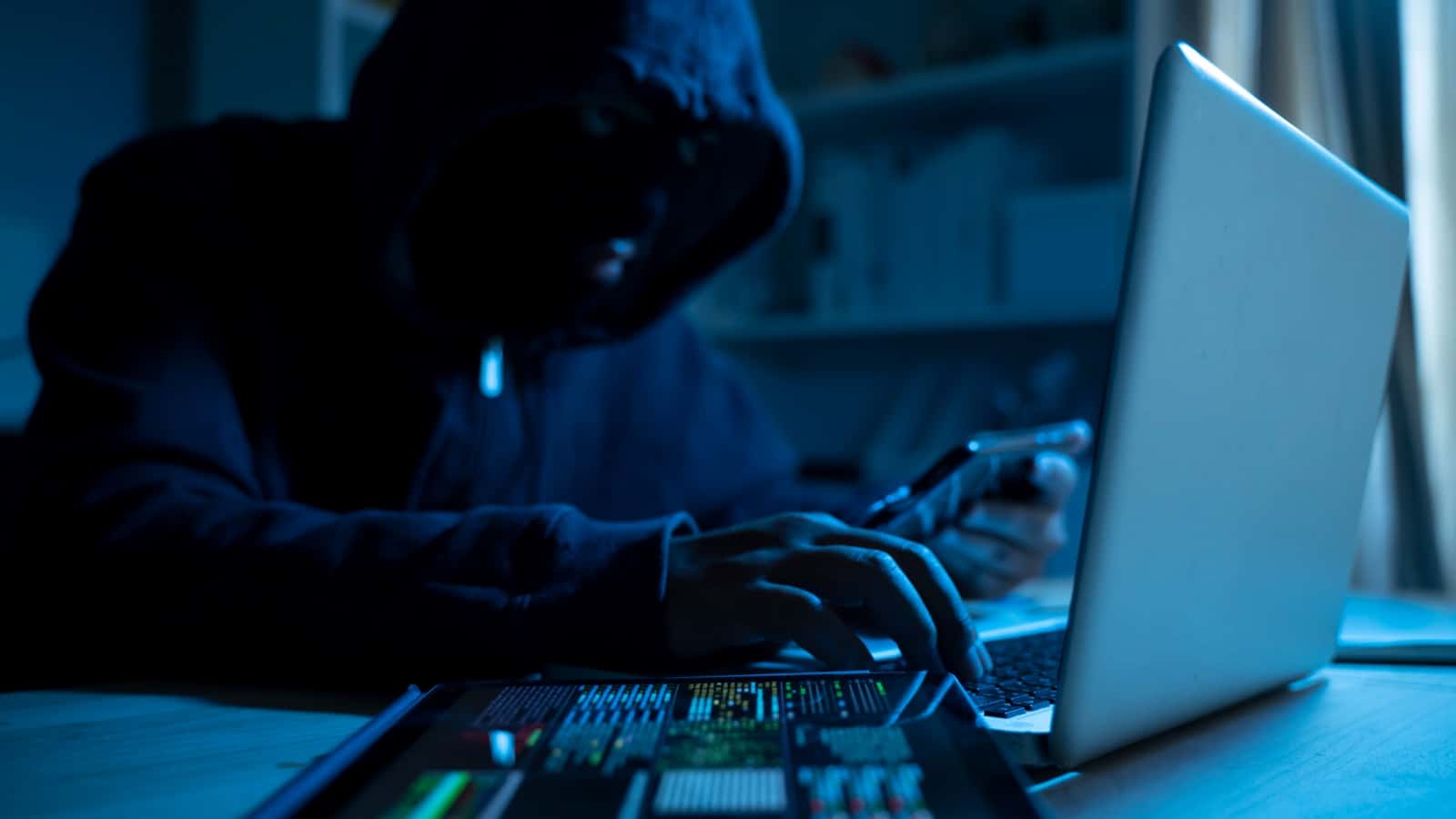 Code visuel : pourquoi représenter les hackers est important Démystifier le mythe : L'histoire des représentations de hackers dans les médias